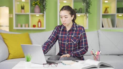 Mujer-Joven-Asiática-Incapaz-De-Utilizar-Aplicaciones-En-La-Computadora-Portátil.